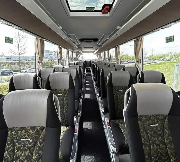 Innenraum eines Reisebusses