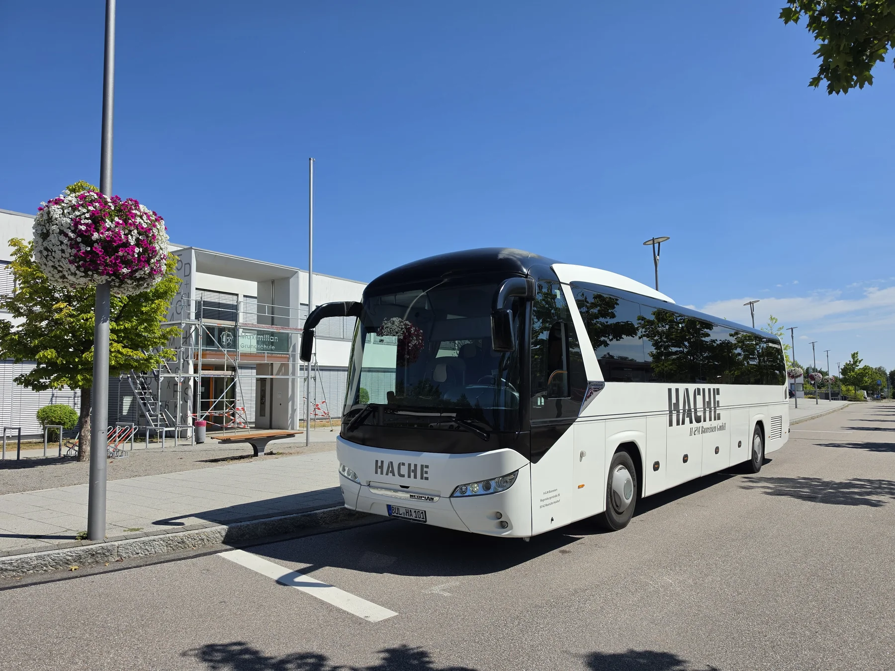 Bus von H & M Busreisen im Schülerverkehr