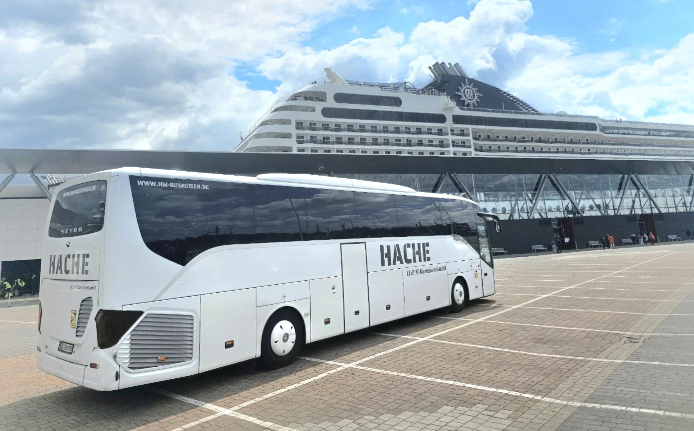 H & M Reisebus bei einem Kreuzfahrtschiff