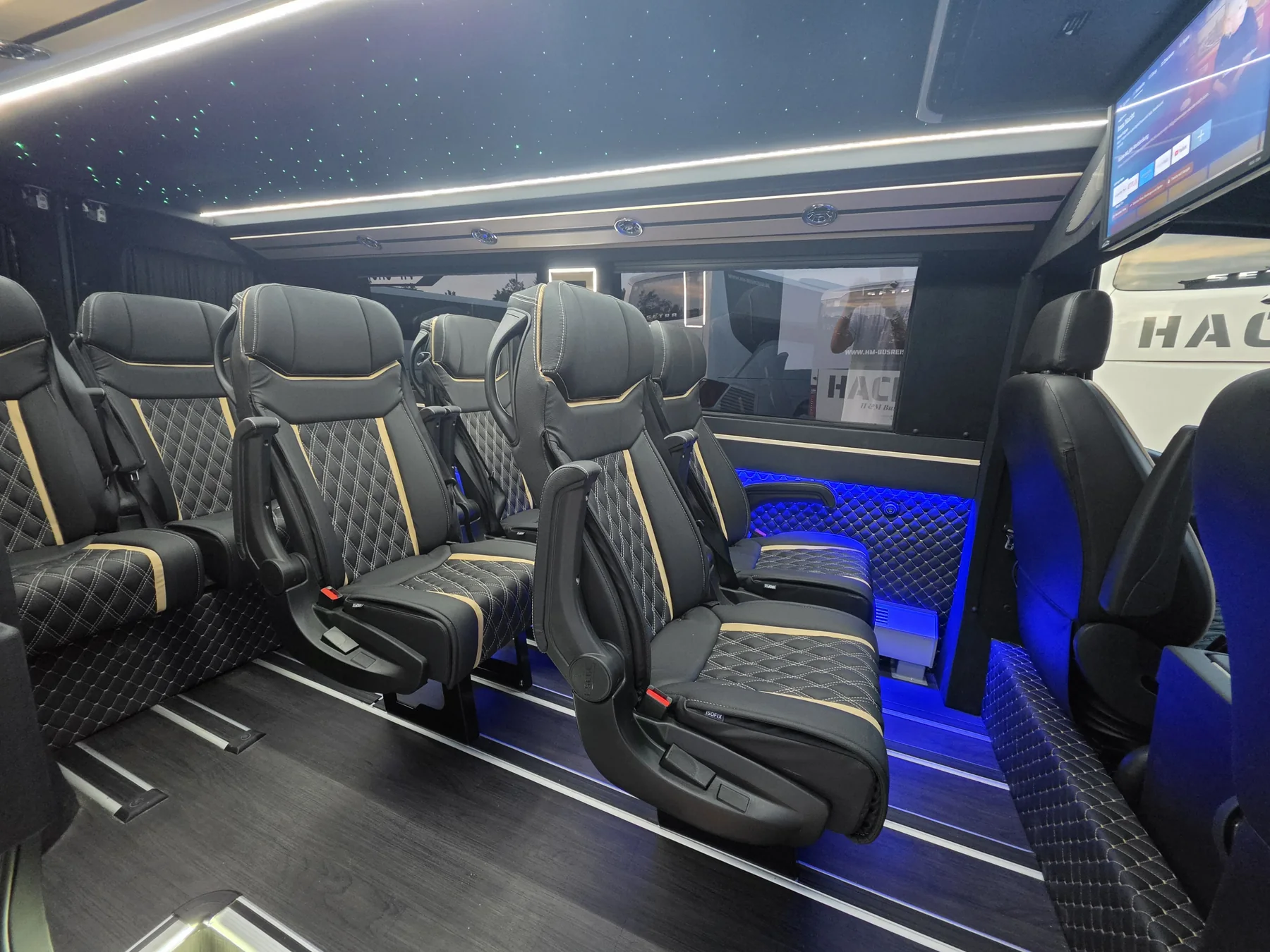 Komfortabler Innenraum eines VIP-Kleinbusses